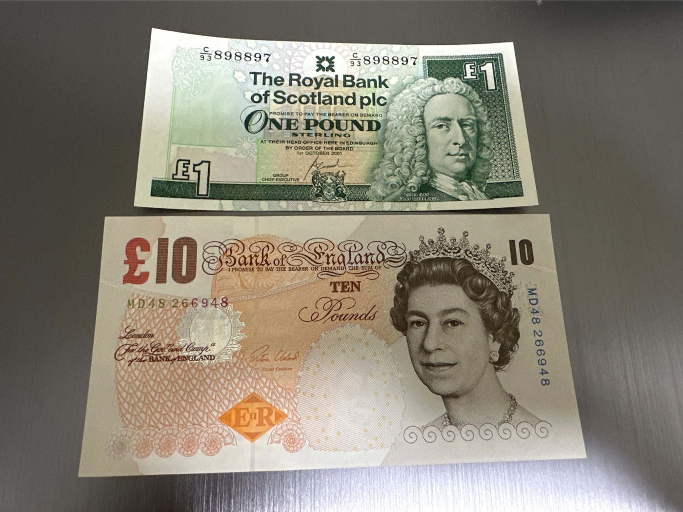 《外钞收藏家》第二百九十二期（连拍第三场） 苏格兰1镑+英国E序列10镑 两张一起 全新