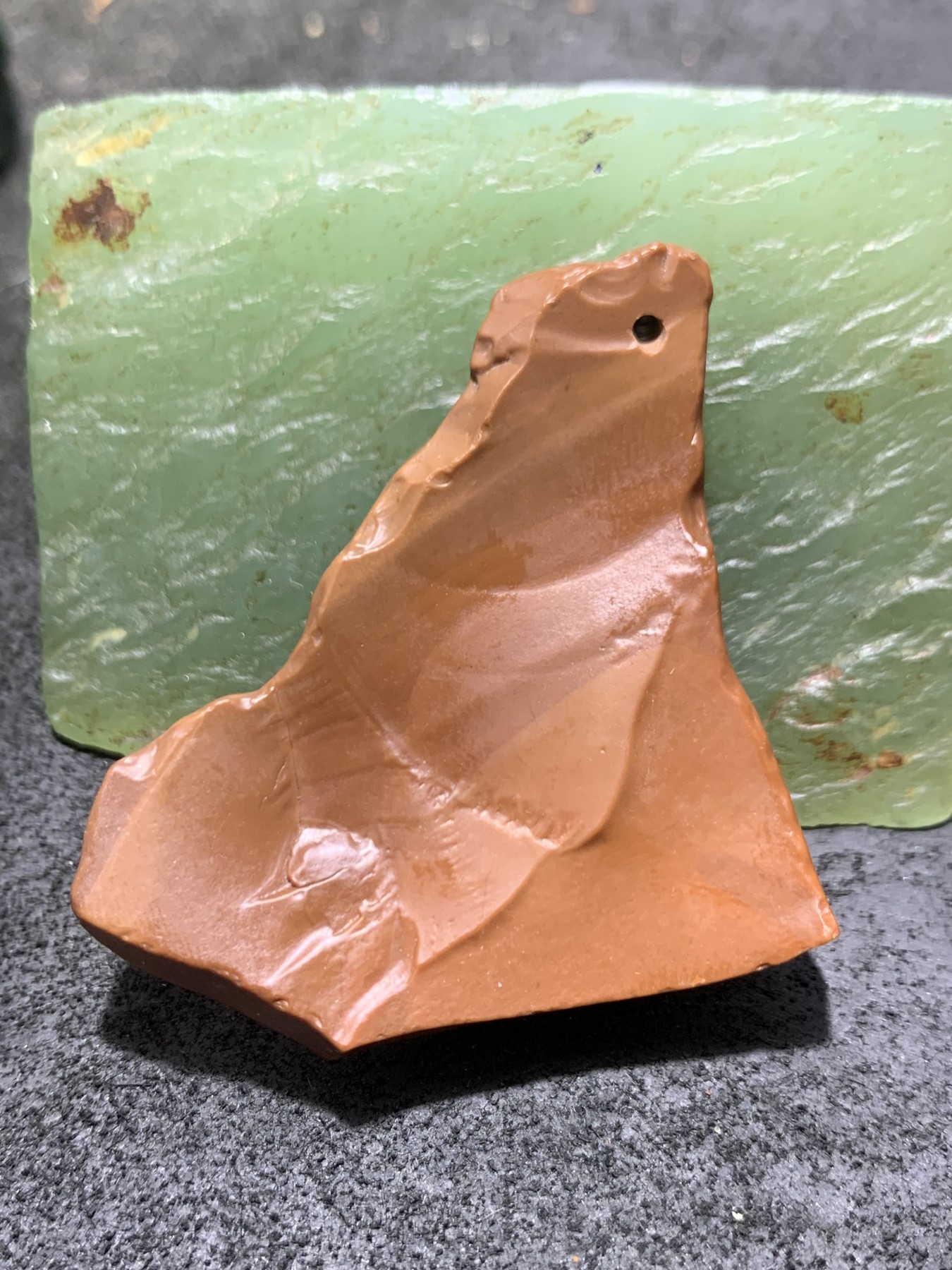 精美戈壁红碧玉手工雕刻诺字把件（吊坠)一个！寓意：一诺千金