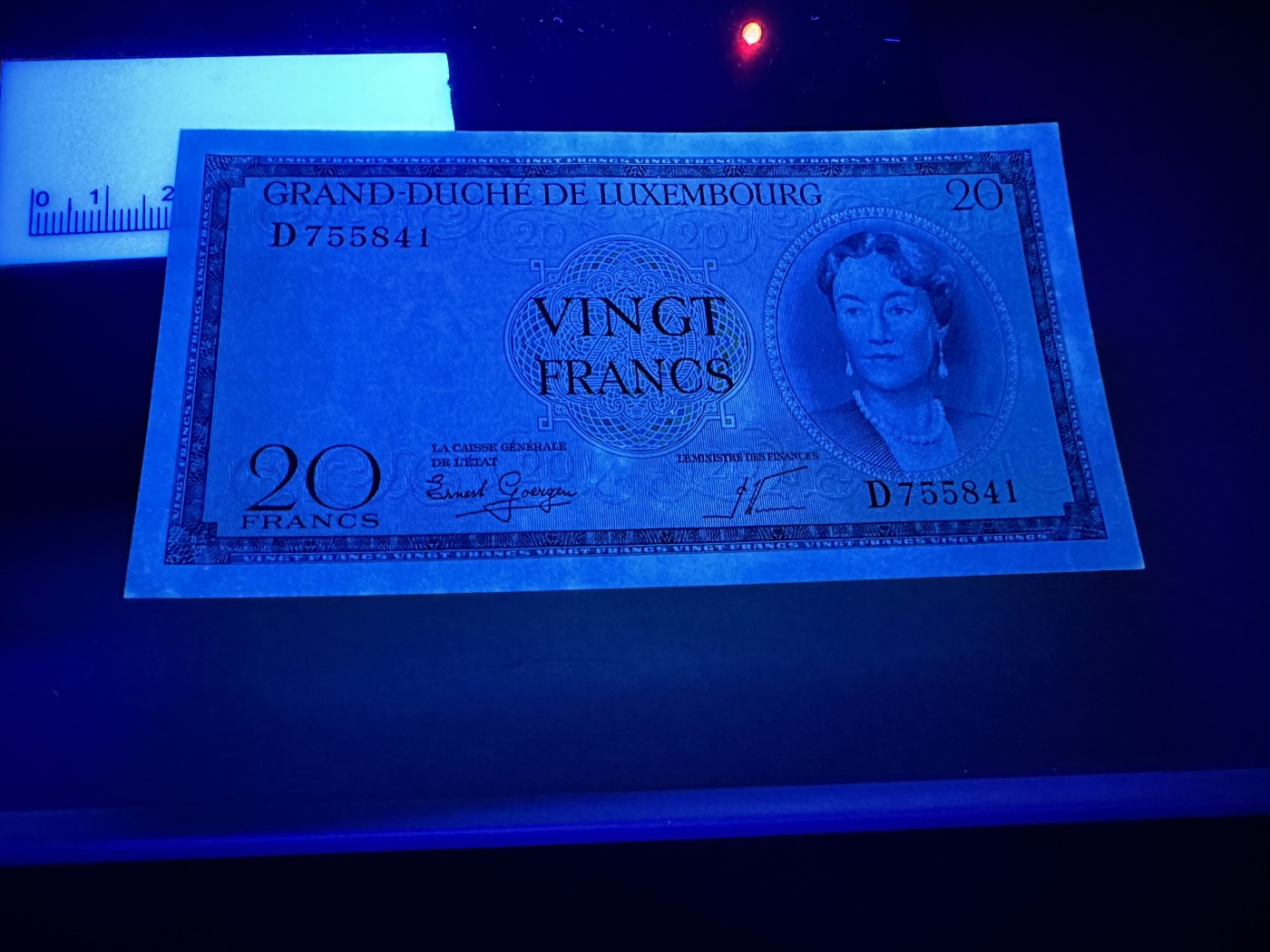 《外钞收藏家》第二百九十一期（荷兰比利时卢森堡欧元专场）（连拍第二场） 卢森堡50年代女王版10/20/100法郎 全新 20法郎有少量潮