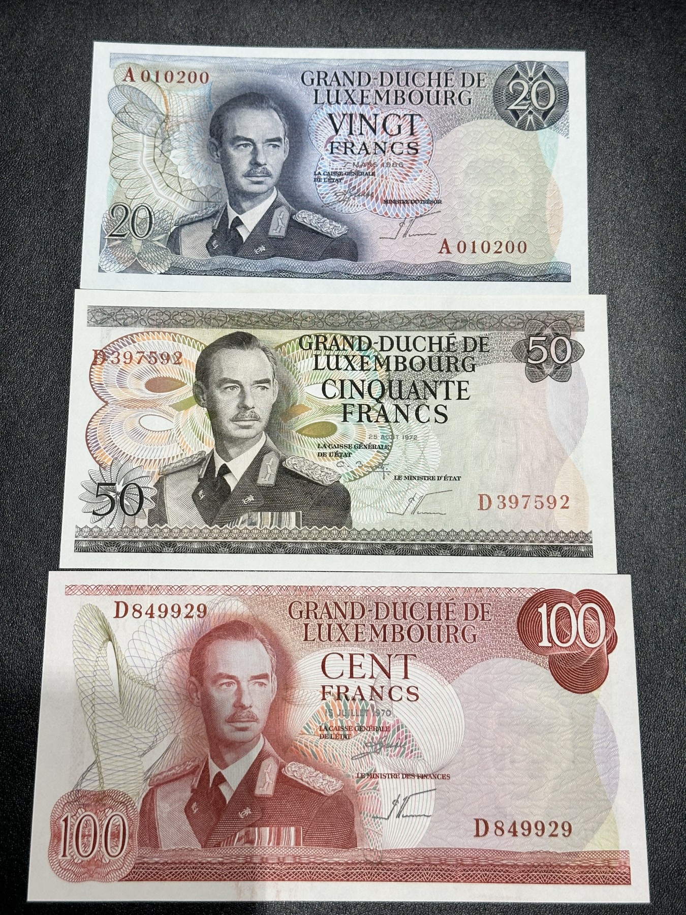 《外钞收藏家》第二百九十一期（荷兰比利时卢森堡欧元专场）（连拍第二场） 卢森堡60-70年代20/50/100法郎 全新 20面额边上有荧光反应
