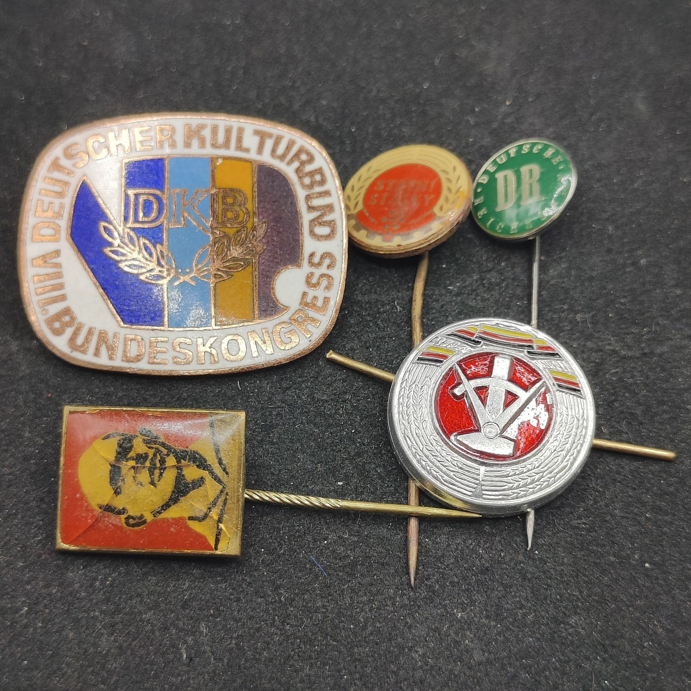 全场0元起拍 第83期 咸鱼国勋章拍卖专场 8月20日（周日）下午6：00开始 东德徽章一组