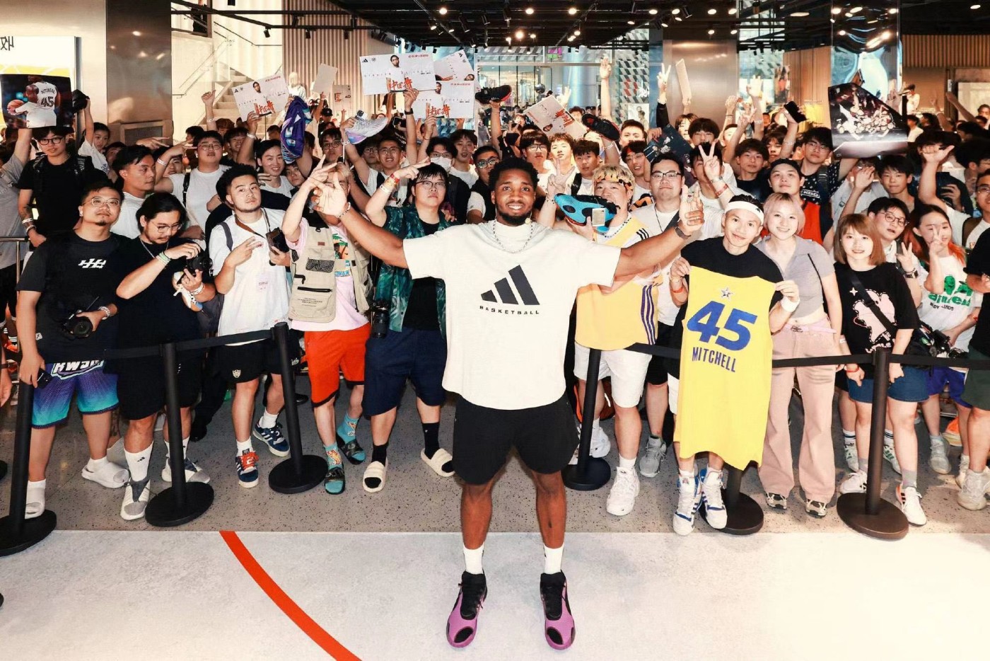 零元拍：著名影星汤姆-哈迪和NBA“蜘蛛侠”多诺万-米切尔双亲签Marvel × Adidas D.O.N. Issue 2球员版战靴