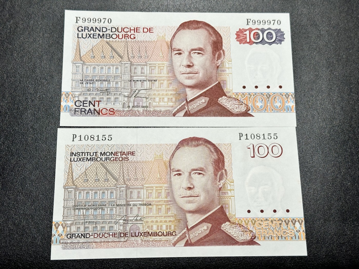 《外钞收藏家》第二百九十一期（荷兰比利时卢森堡欧元专场）（连拍第二场） 卢森堡80年代100法郎2枚不同，F999970接近关门号 全新UNC