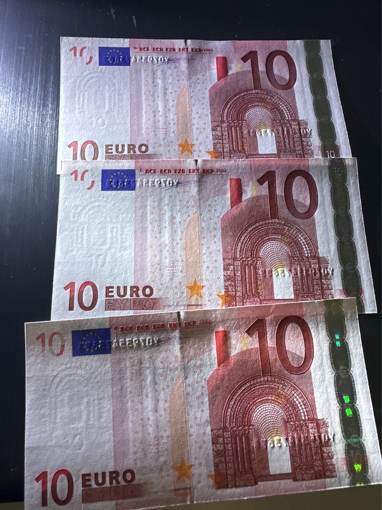 《外钞收藏家》第二百九十一期（荷兰比利时卢森堡欧元专场）（连拍第二场） 2002年10欧元首签，希腊Y字冠，相邻号3枚 全新UNC