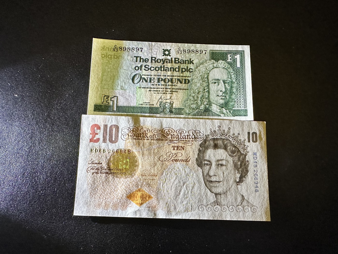 《外钞收藏家》第二百九十二期（连拍第三场） 苏格兰1镑+英国E序列10镑 两张一起 全新