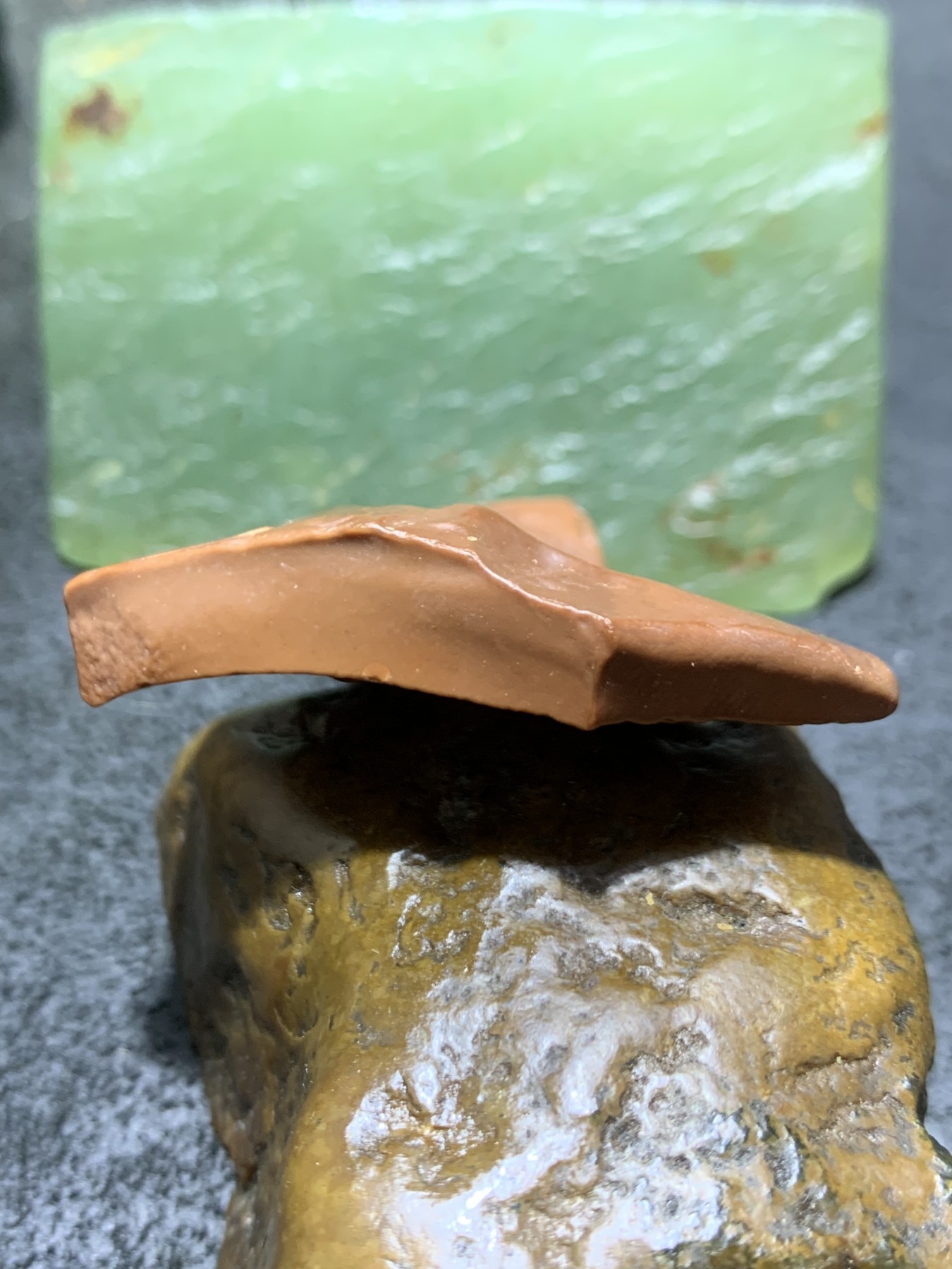 精美戈壁红碧玉手工雕刻诺字把件（吊坠)一个！寓意：一诺千金
