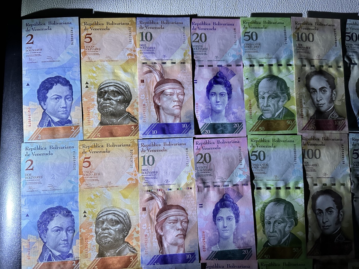 《外钞收藏家》第二百九十二期（连拍第三场） 全新品相委内瑞拉纸币 三套一起 全新UNC