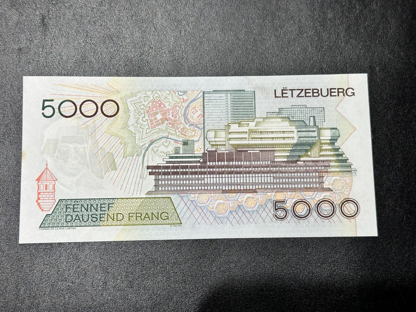 《外钞收藏家》第二百九十一期（荷兰比利时卢森堡欧元专场）（连拍第二场） 卢森堡5000法郎  全新UNC 有一个潮点