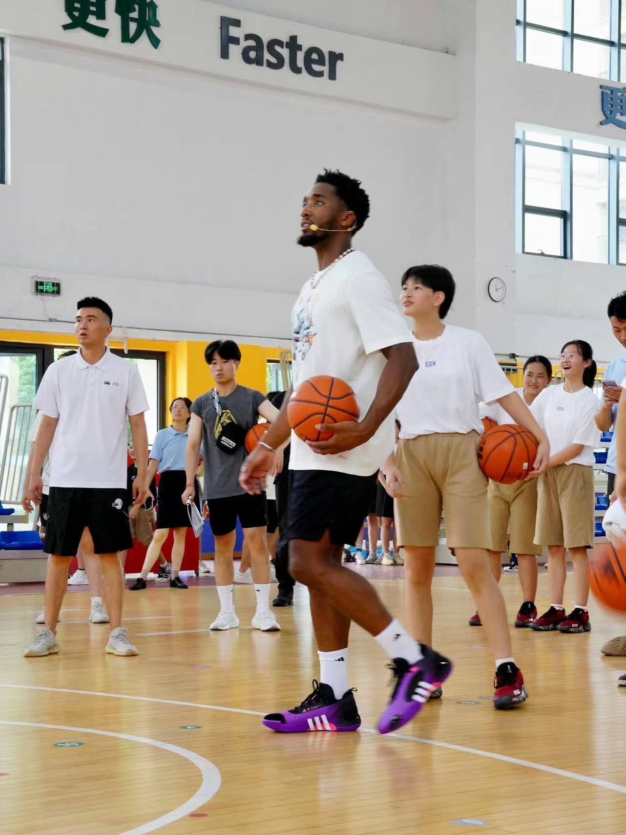 零元拍：著名影星汤姆-哈迪和NBA“蜘蛛侠”多诺万-米切尔双亲签Marvel × Adidas D.O.N. Issue 2球员版战靴