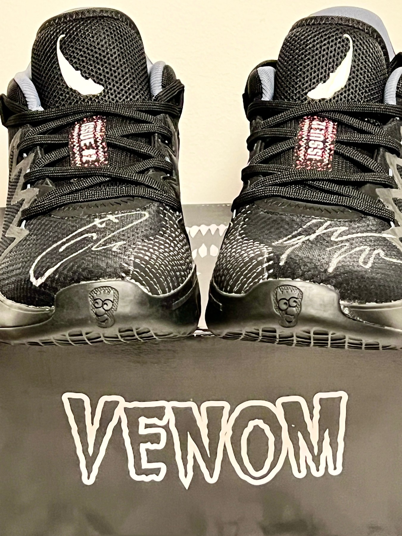 零元拍：著名影星汤姆-哈迪和NBA“蜘蛛侠”多诺万-米切尔双亲签Marvel × Adidas D.O.N. Issue 2球员版战靴