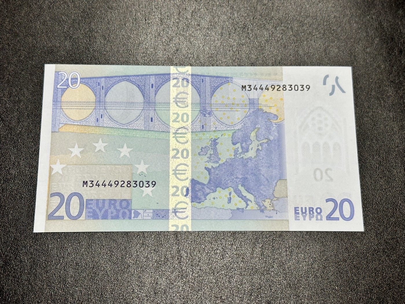 《外钞收藏家》第二百九十一期（荷兰比利时卢森堡欧元专场）（连拍第二场） 2002年20欧元首签，葡萄牙M字冠 全新UNC