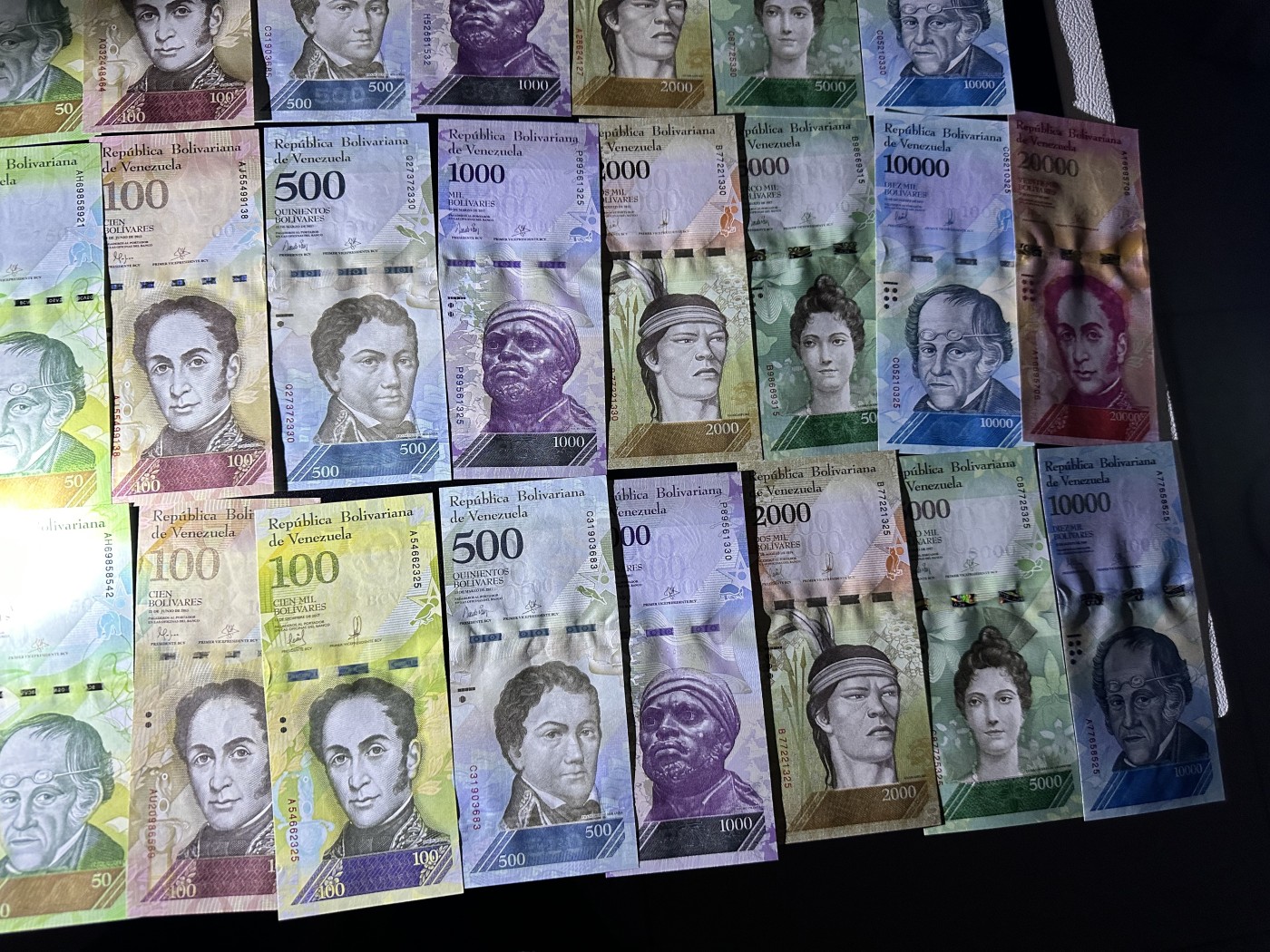 《外钞收藏家》第二百九十二期（连拍第三场） 全新品相委内瑞拉纸币 三套一起 全新UNC