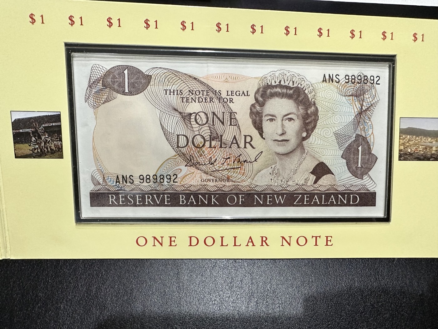 《外钞收藏家》第二百九十二期（连拍第三场） 新西兰纪念套装 纸币1、2元和硬币2枚 精装册子