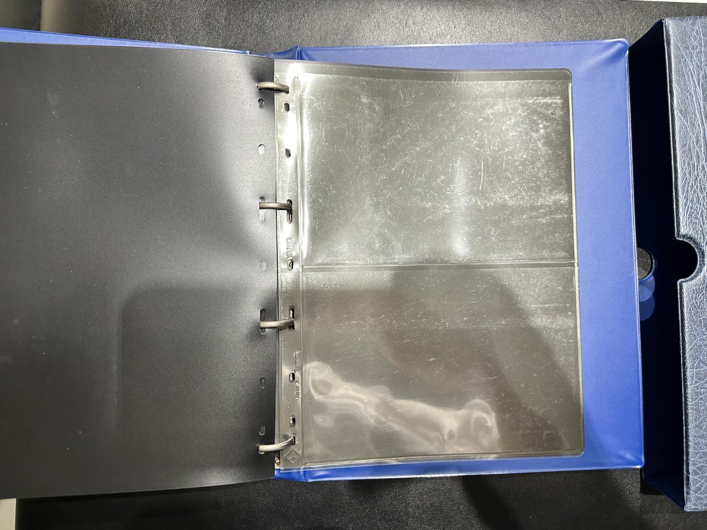 《外钞收藏家》第二百九十一期（荷兰比利时卢森堡欧元专场）（连拍第二场） 德国蓝色灯塔收藏册，带2格+3格+黑色分隔页（1页+29页+31页），二手