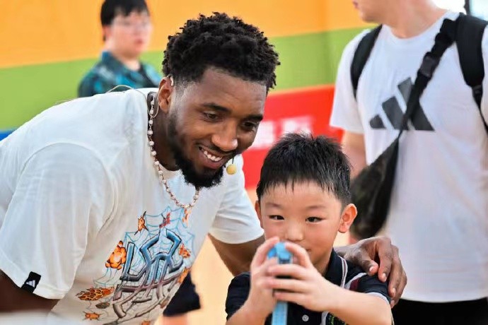 零元拍：著名影星汤姆-哈迪和NBA“蜘蛛侠”多诺万-米切尔双亲签Marvel × Adidas D.O.N. Issue 2球员版战靴