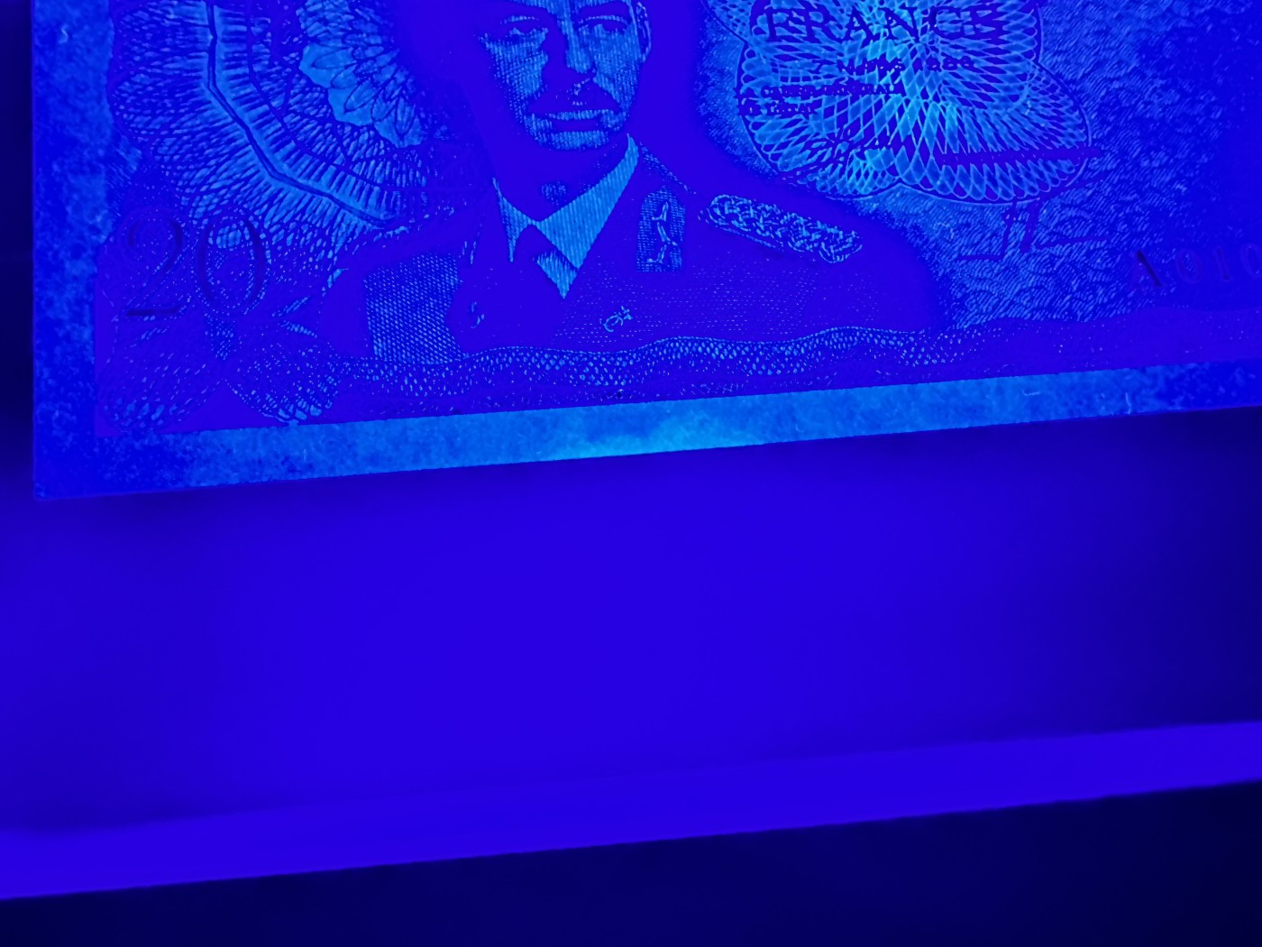 《外钞收藏家》第二百九十一期（荷兰比利时卢森堡欧元专场）（连拍第二场） 卢森堡60-70年代20/50/100法郎 全新 20面额边上有荧光反应