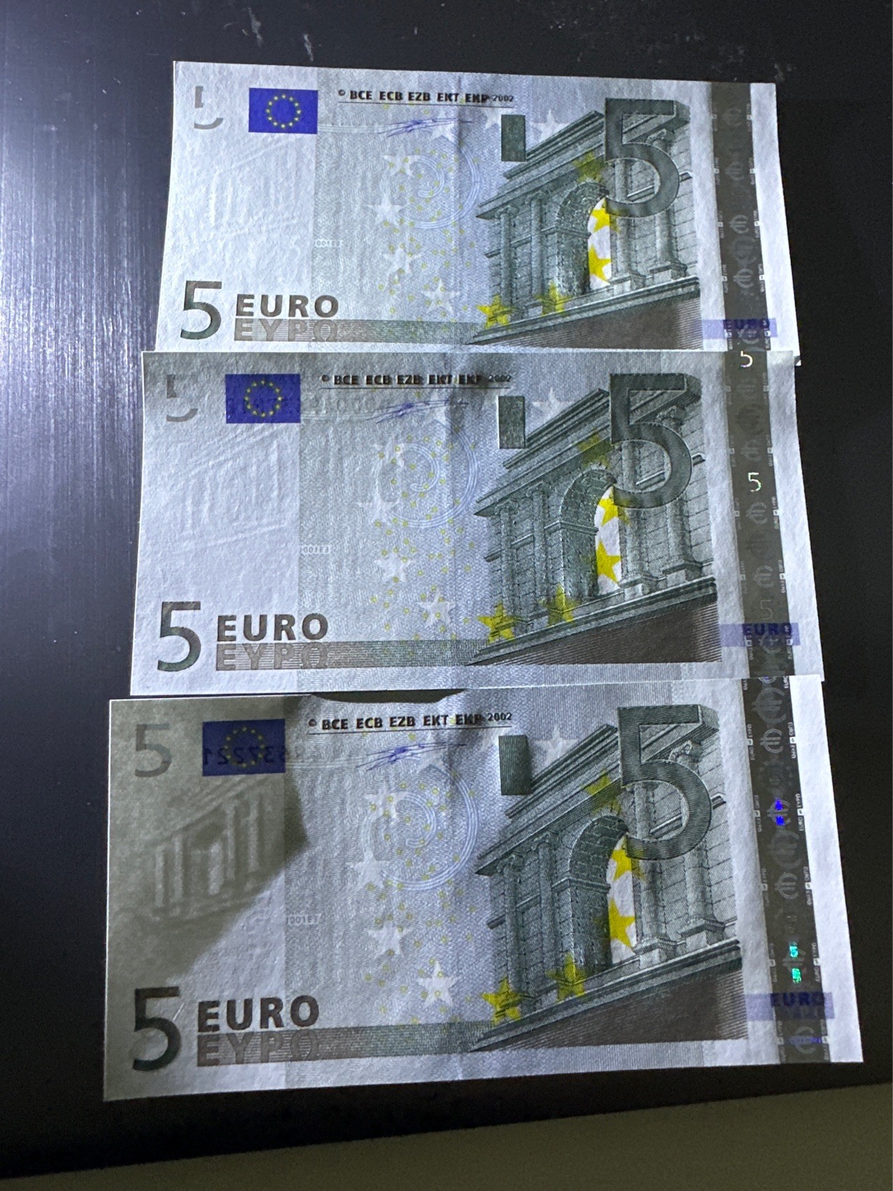 《外钞收藏家》第二百九十一期（荷兰比利时卢森堡欧元专场）（连拍第二场） 2002年5欧元首签，意大利S字冠，相邻号3枚 全新