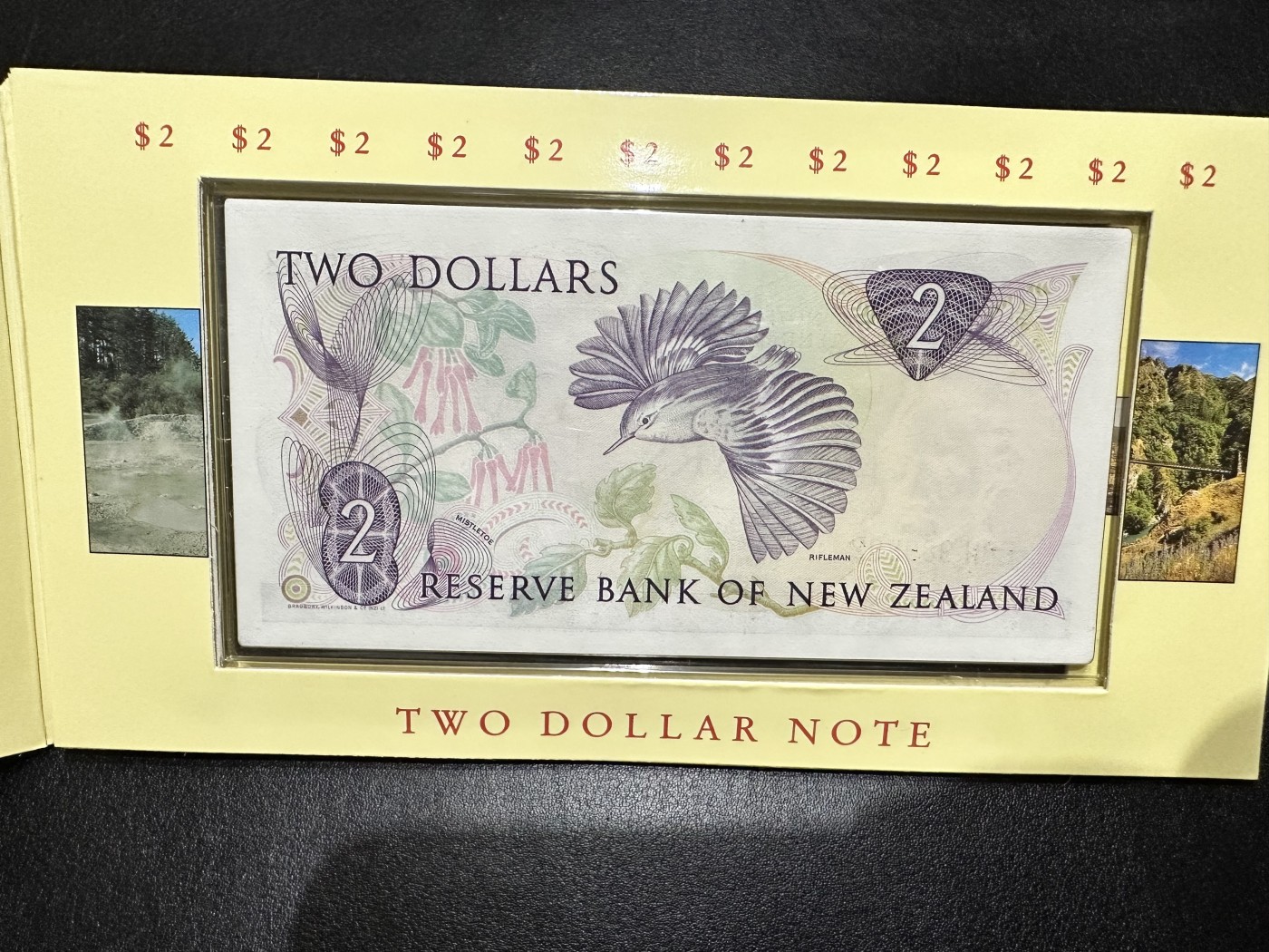 《外钞收藏家》第二百九十二期（连拍第三场） 新西兰纪念套装 纸币1、2元和硬币2枚 精装册子