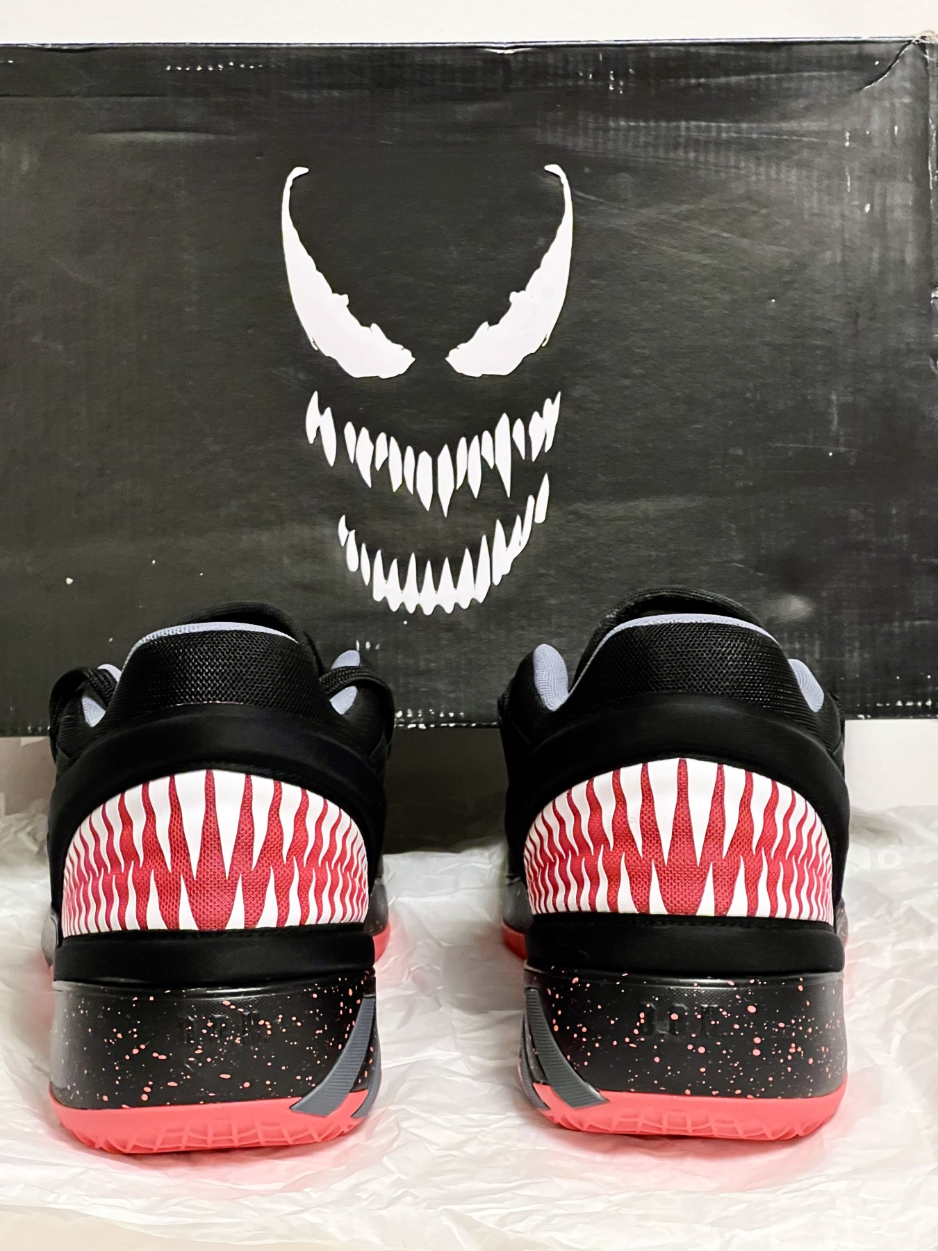 零元拍：著名影星汤姆-哈迪和NBA“蜘蛛侠”多诺万-米切尔双亲签Marvel × Adidas D.O.N. Issue 2球员版战靴