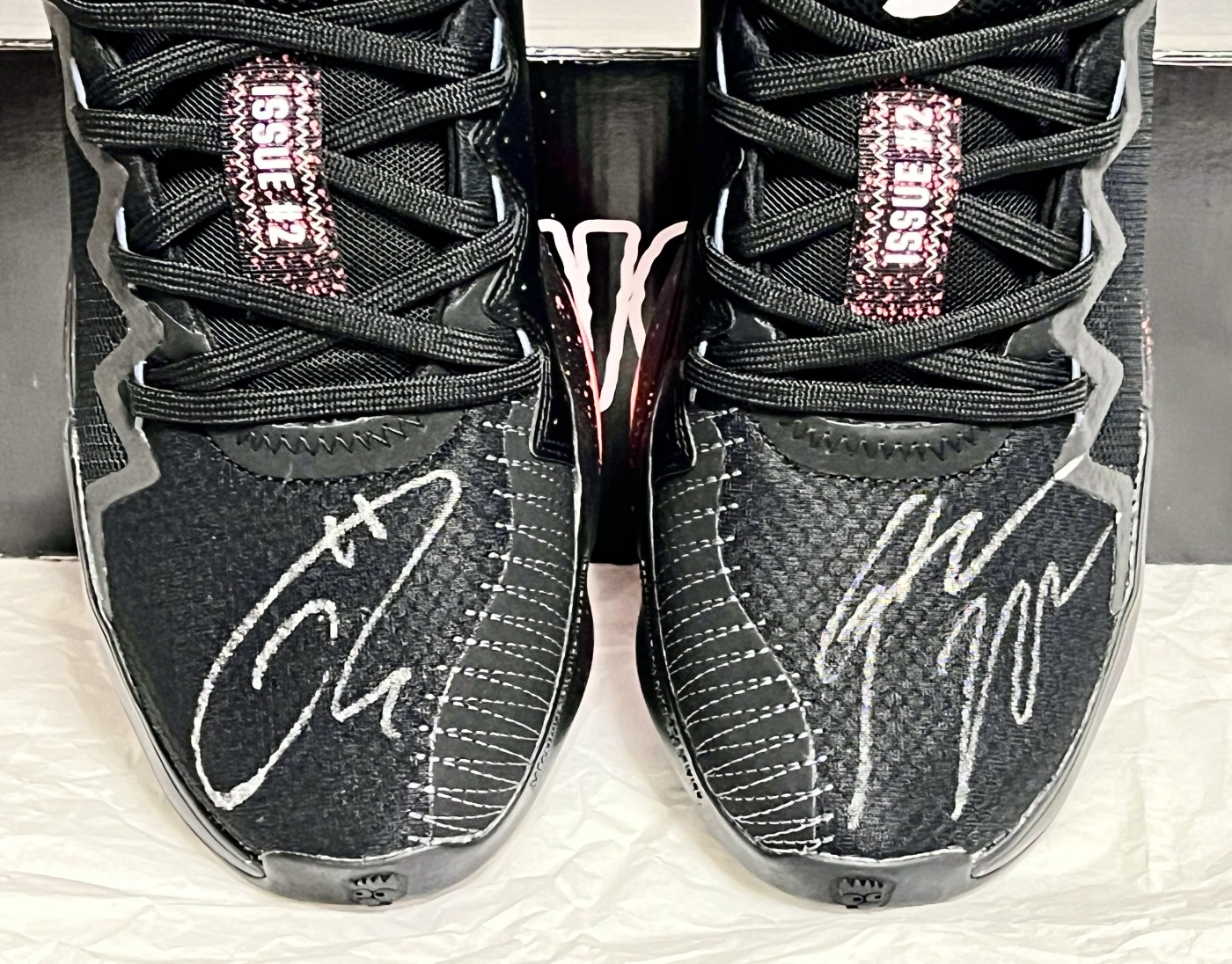 零元拍：著名影星汤姆-哈迪和NBA“蜘蛛侠”多诺万-米切尔双亲签Marvel × Adidas D.O.N. Issue 2球员版战靴