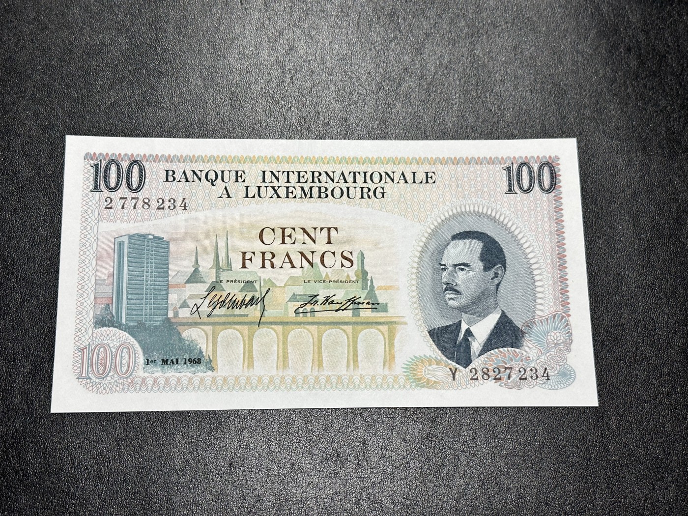 《外钞收藏家》第二百九十一期（荷兰比利时卢森堡欧元专场）（连拍第二场） 卢森堡1968年100法郎 全新UNC