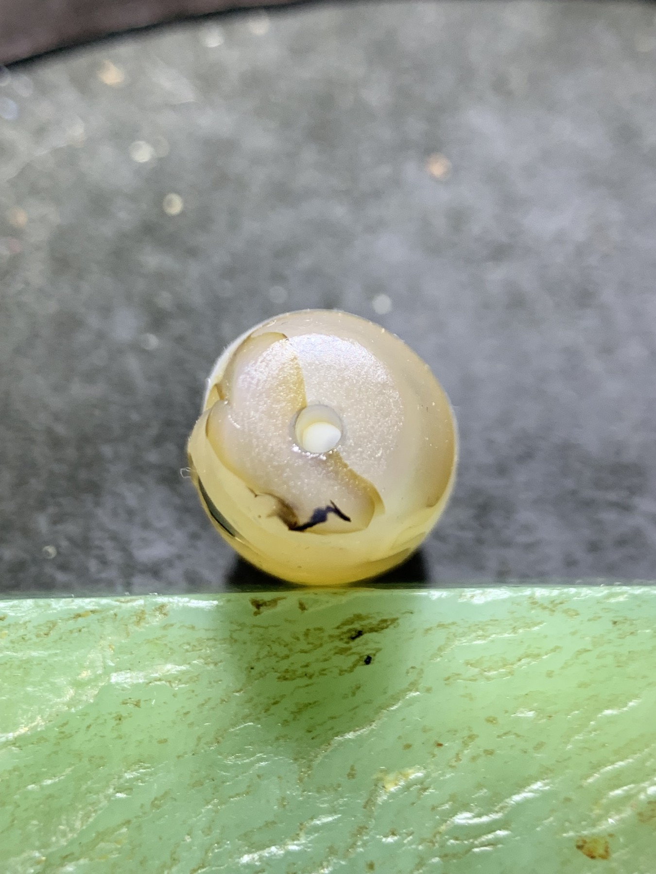 精美高玉化亚光海洋玉髓手工俏色巧雕普度众生大桶珠一个！