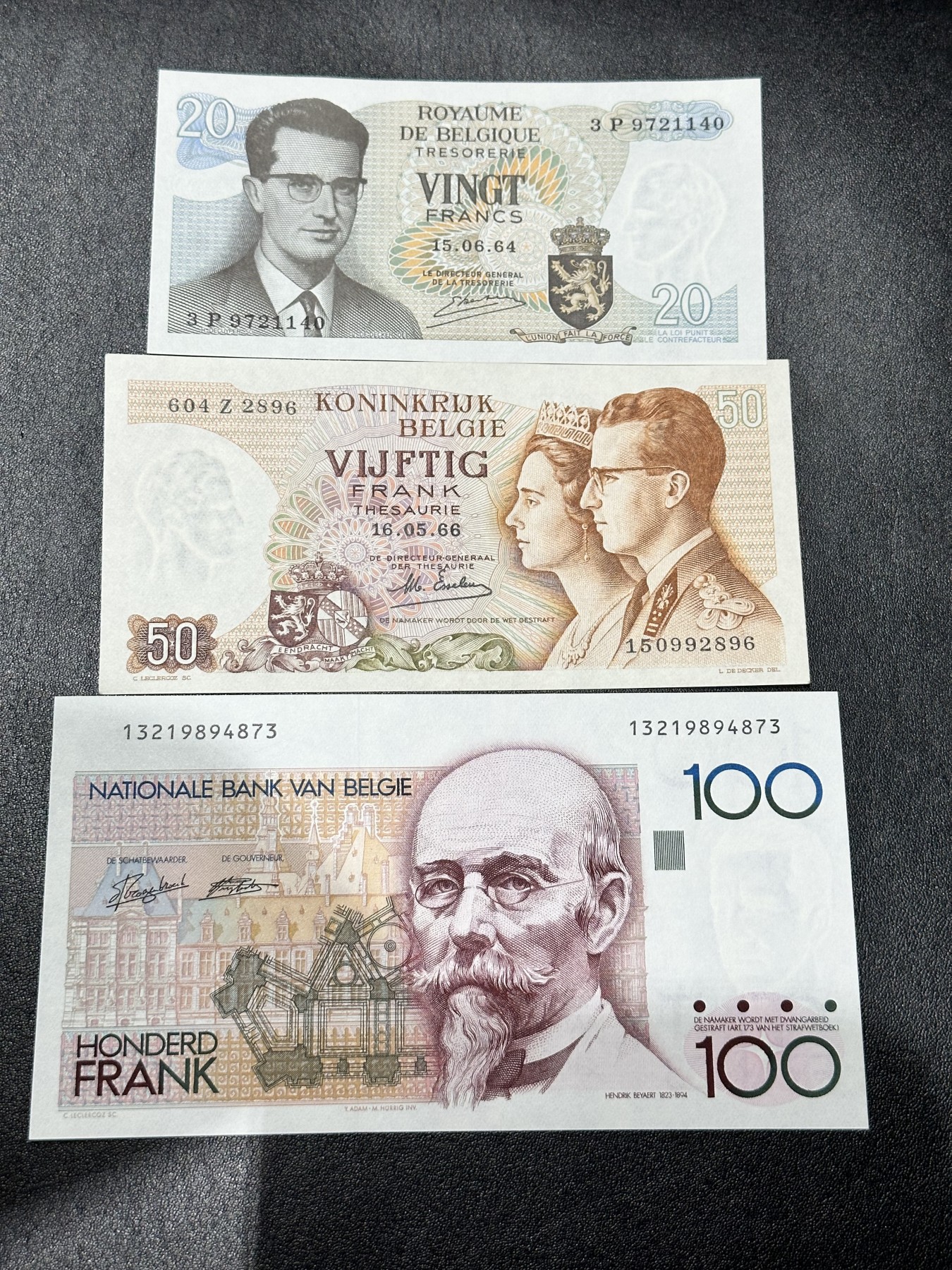 《外钞收藏家》第二百九十一期（荷兰比利时卢森堡欧元专场）（连拍第二场） 比利时小额法郎3张 全新 50面额一个角钝