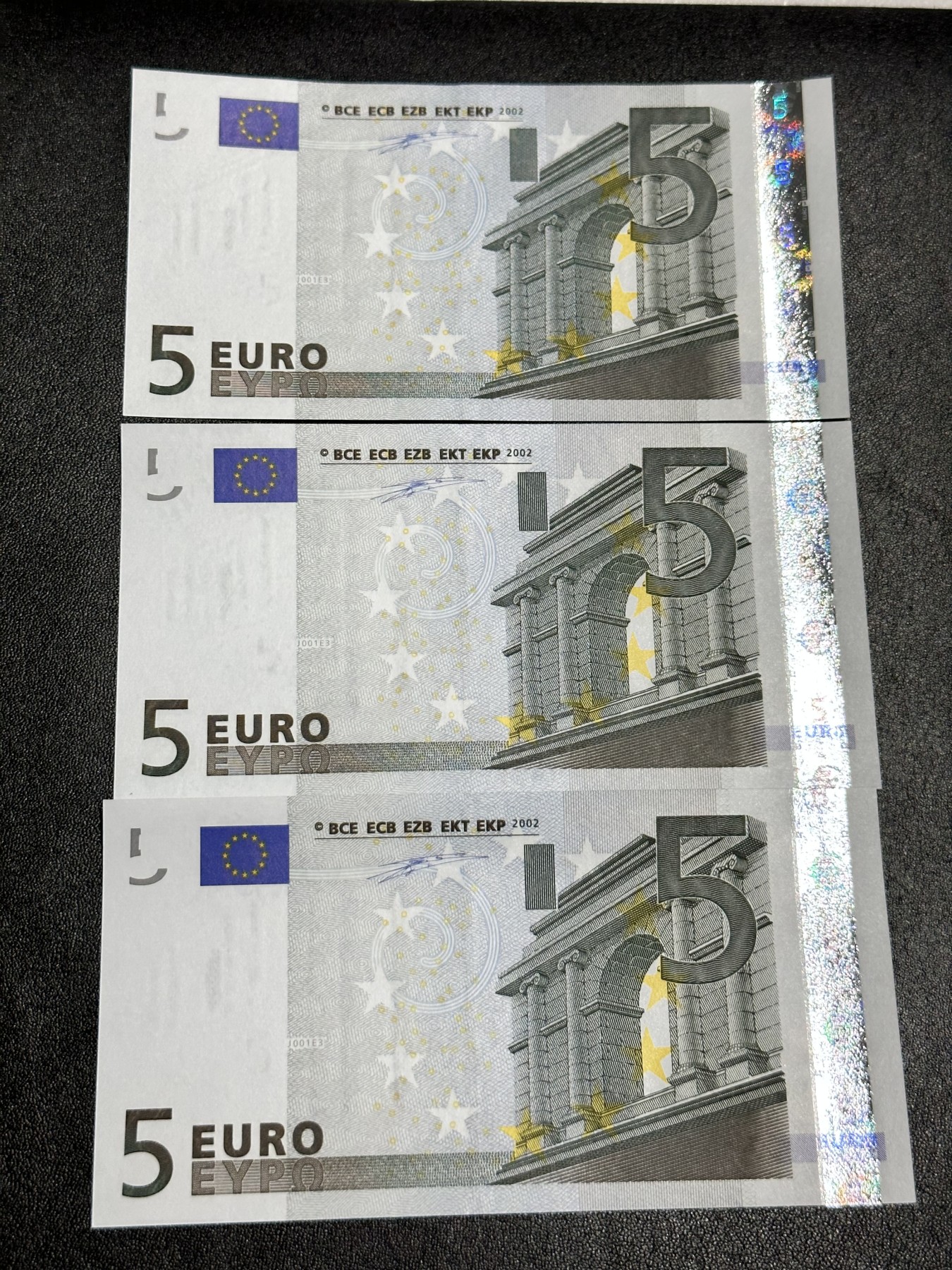 《外钞收藏家》第二百九十一期（荷兰比利时卢森堡欧元专场）（连拍第二场） 2002年5欧元首签，意大利S字冠，相邻号3枚 全新