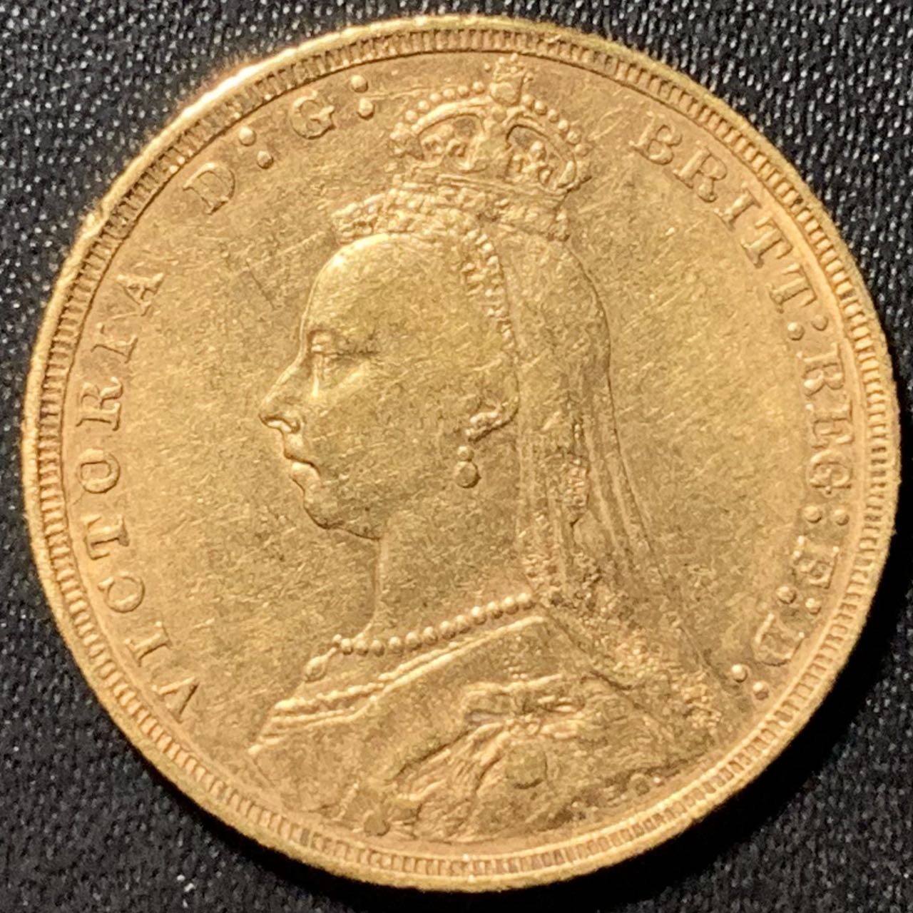 紫瑗钱币——第296期拍卖 英国 1890年 维多利亚女王 高冠披纱 马剑 1索维林(磅) 8克 0.917金