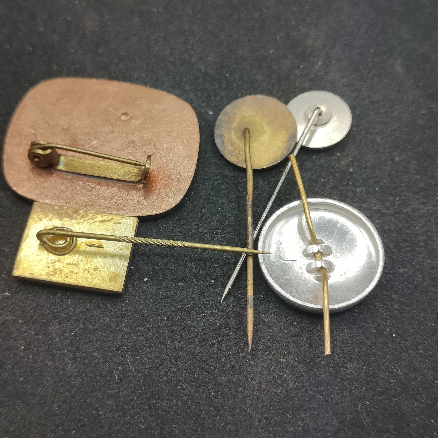 全场0元起拍 第83期 咸鱼国勋章拍卖专场 8月20日（周日）下午6：00开始 东德徽章一组