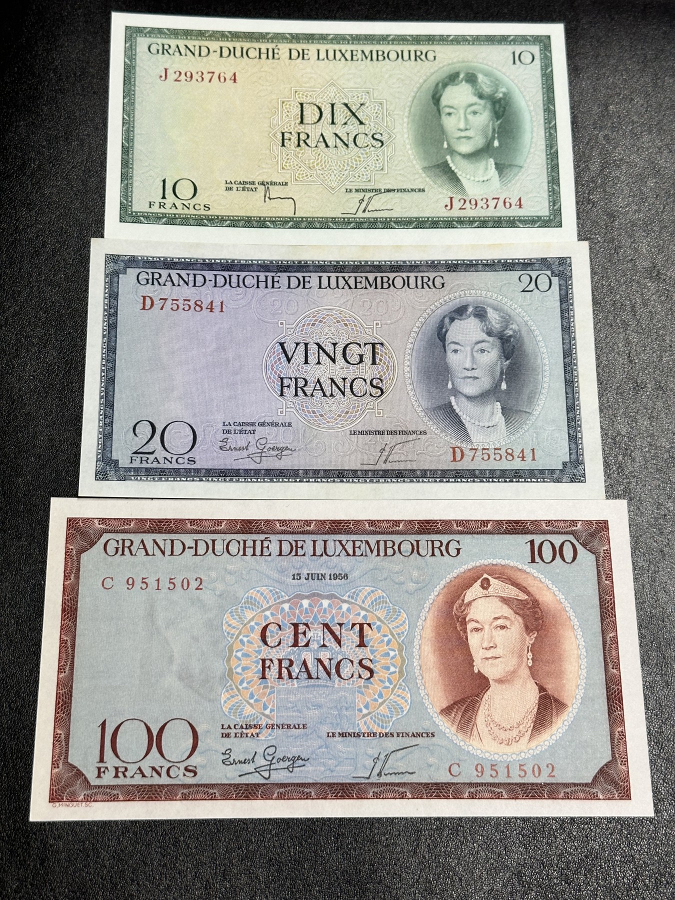 《外钞收藏家》第二百九十一期（荷兰比利时卢森堡欧元专场）（连拍第二场） 卢森堡50年代女王版10/20/100法郎 全新 20法郎有少量潮