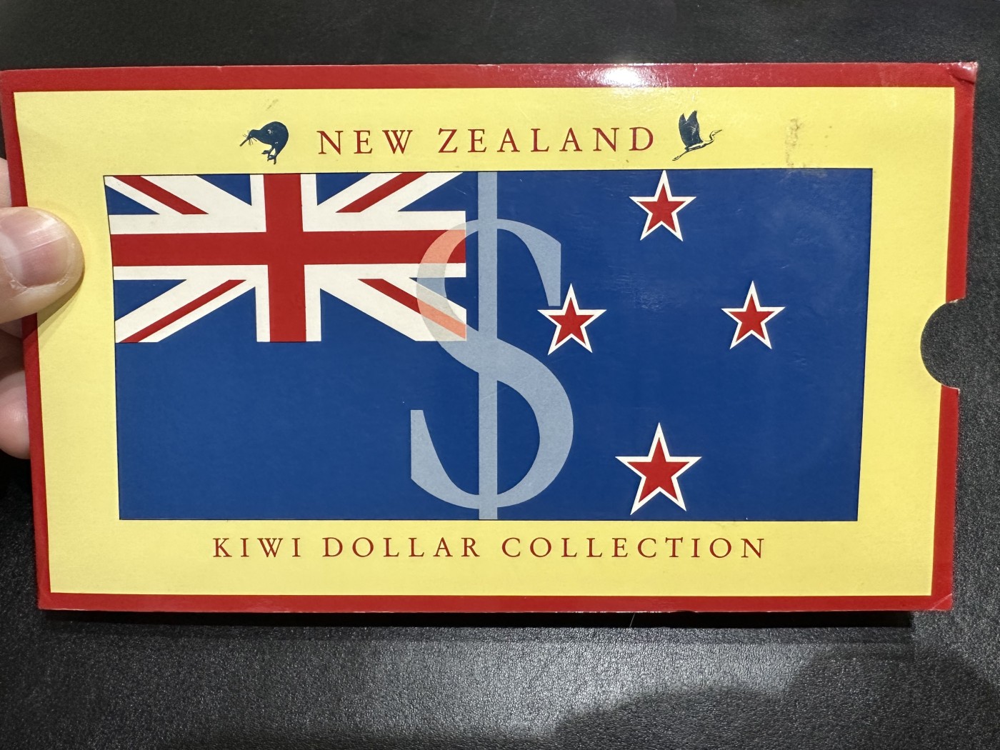 《外钞收藏家》第二百九十二期（连拍第三场） 新西兰纪念套装 纸币1、2元和硬币2枚 精装册子