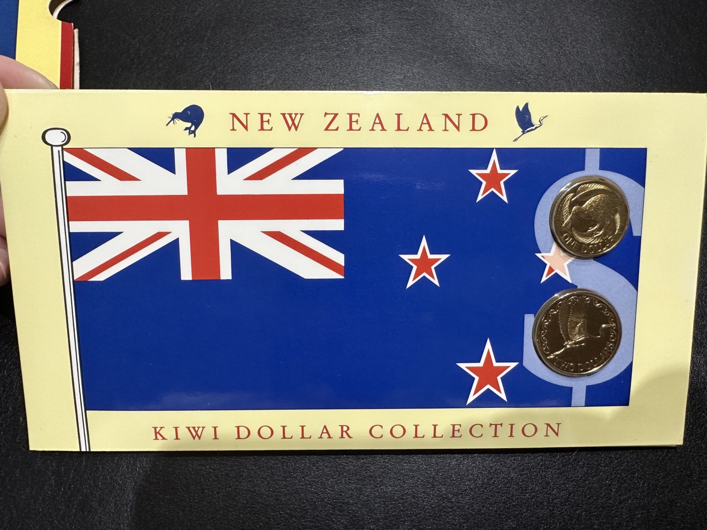 《外钞收藏家》第二百九十二期（连拍第三场） 新西兰纪念套装 纸币1、2元和硬币2枚 精装册子