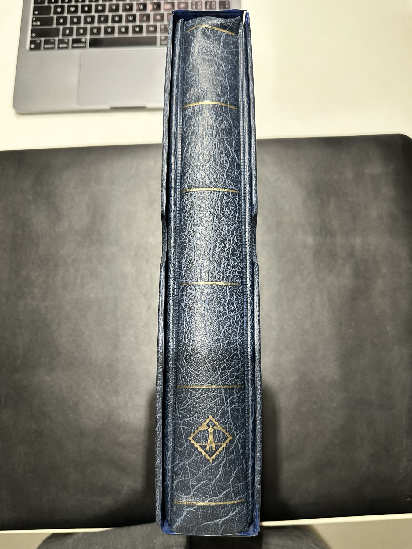 《外钞收藏家》第二百九十一期（荷兰比利时卢森堡欧元专场）（连拍第二场） 德国蓝色灯塔收藏册，带2格+3格+黑色分隔页（1页+29页+31页），二手