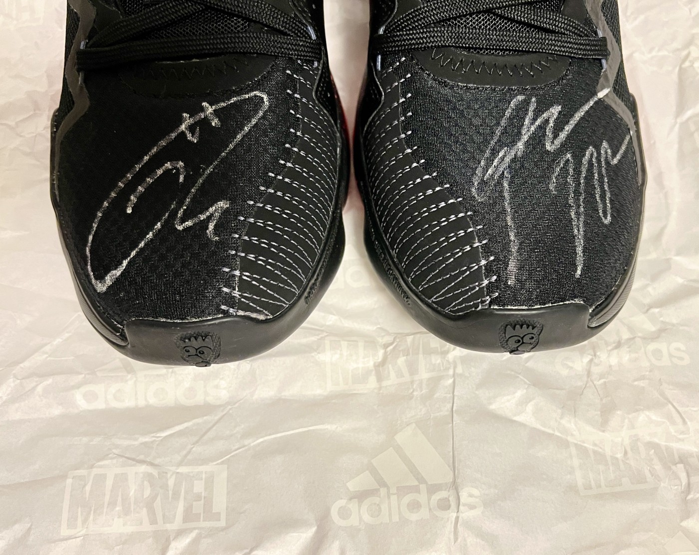 零元拍：著名影星汤姆-哈迪和NBA“蜘蛛侠”多诺万-米切尔双亲签Marvel × Adidas D.O.N. Issue 2球员版战靴