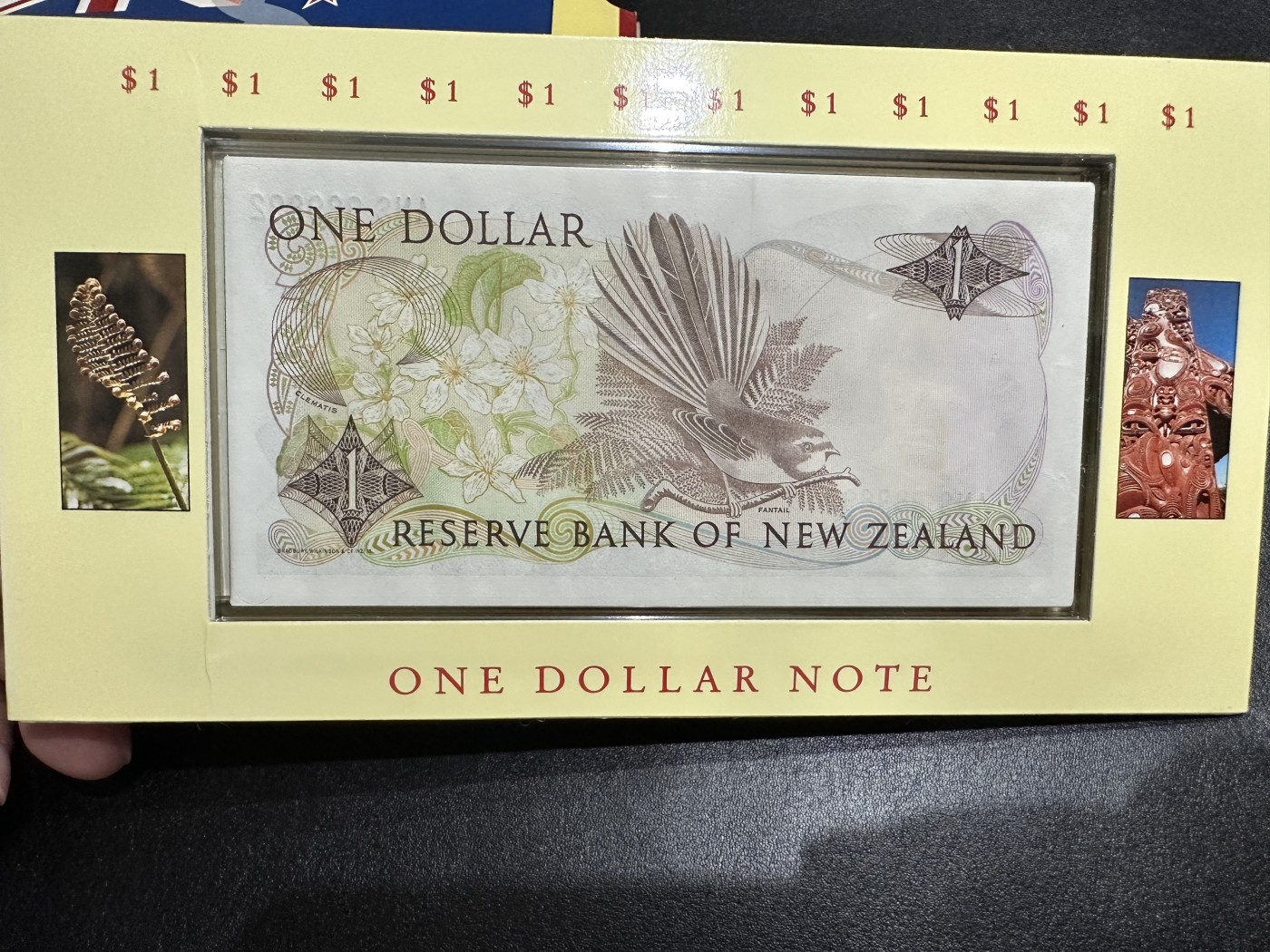 《外钞收藏家》第二百九十二期（连拍第三场） 新西兰纪念套装 纸币1、2元和硬币2枚 精装册子