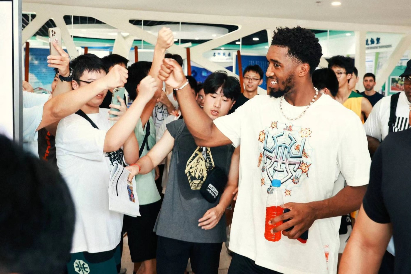 零元拍：著名影星汤姆-哈迪和NBA“蜘蛛侠”多诺万-米切尔双亲签Marvel × Adidas D.O.N. Issue 2球员版战靴