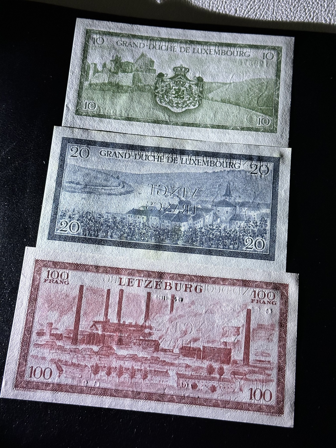 《外钞收藏家》第二百九十一期（荷兰比利时卢森堡欧元专场）（连拍第二场） 卢森堡50年代女王版10/20/100法郎 全新 20法郎有少量潮