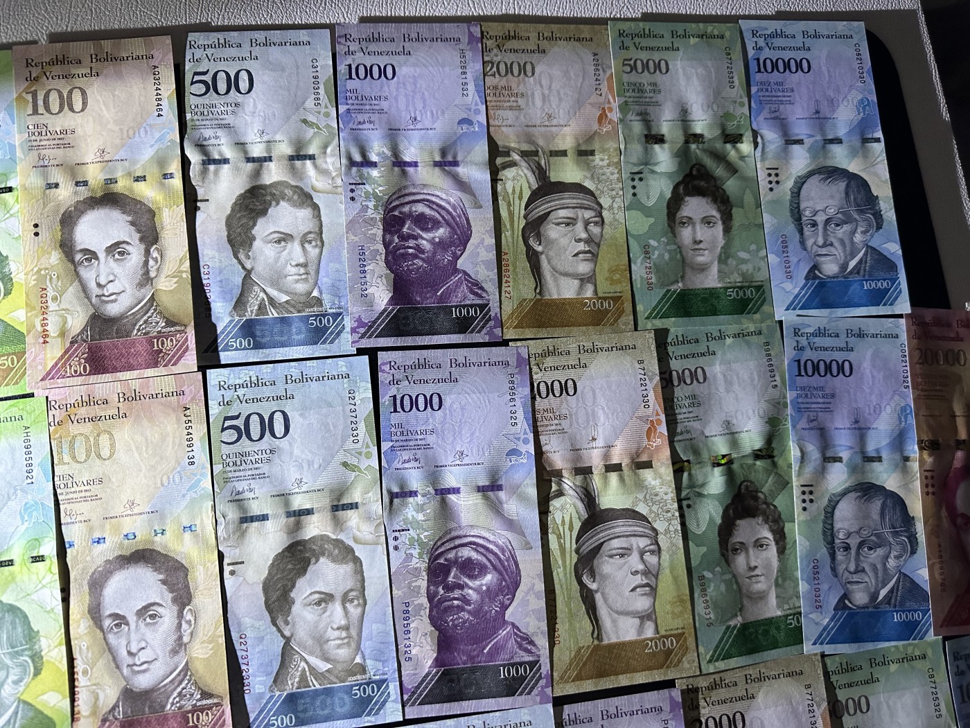 《外钞收藏家》第二百九十二期（连拍第三场） 全新品相委内瑞拉纸币 三套一起 全新UNC