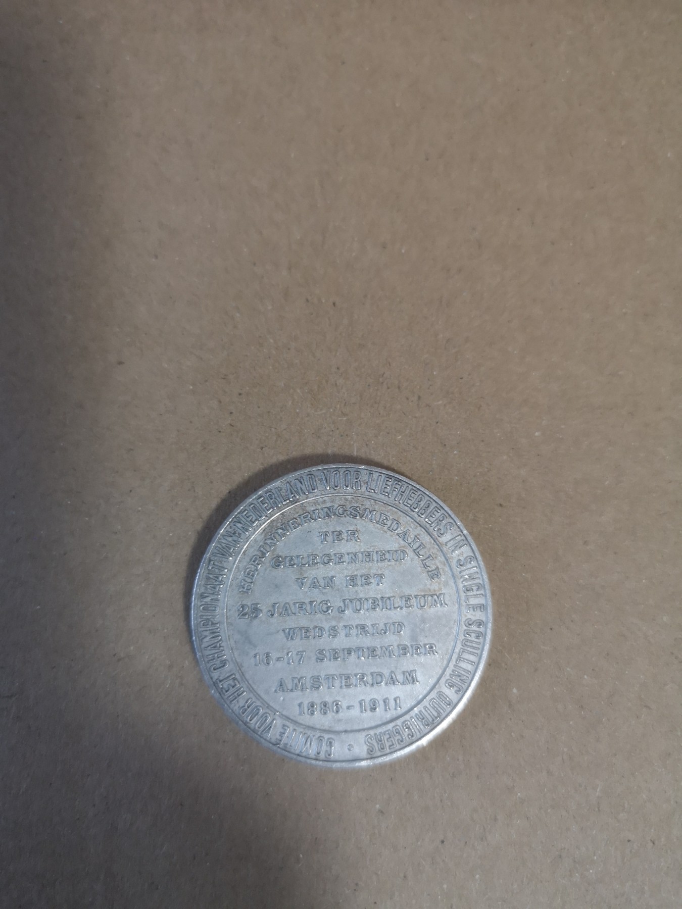 长老汇第32场钱币和邮票拍卖 1911荷兰阿姆斯特丹划船协会成立25周年纪念银章，重21.55克，直径35.2MM，边有银标