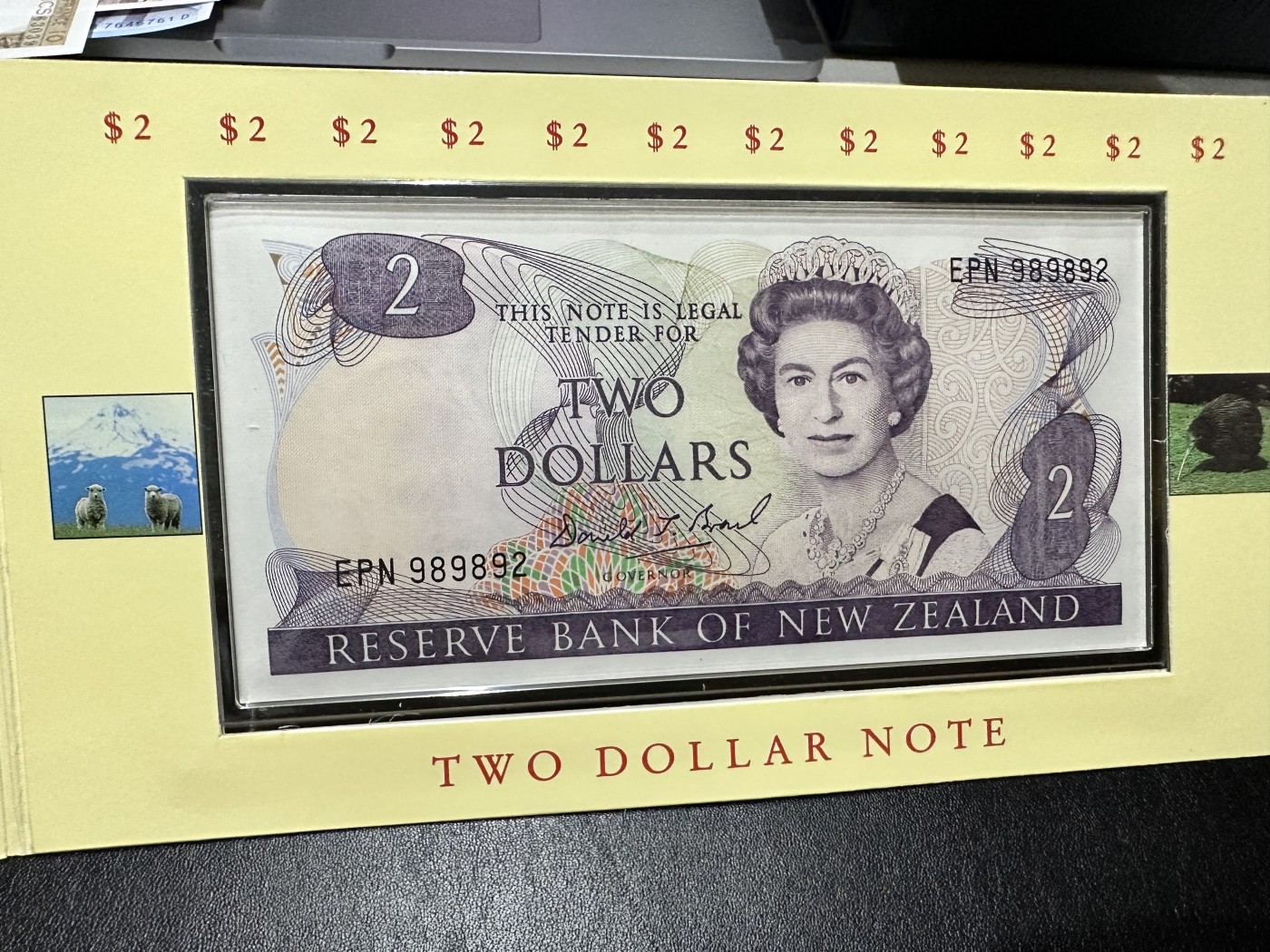 《外钞收藏家》第二百九十二期（连拍第三场） 新西兰纪念套装 纸币1、2元和硬币2枚 精装册子