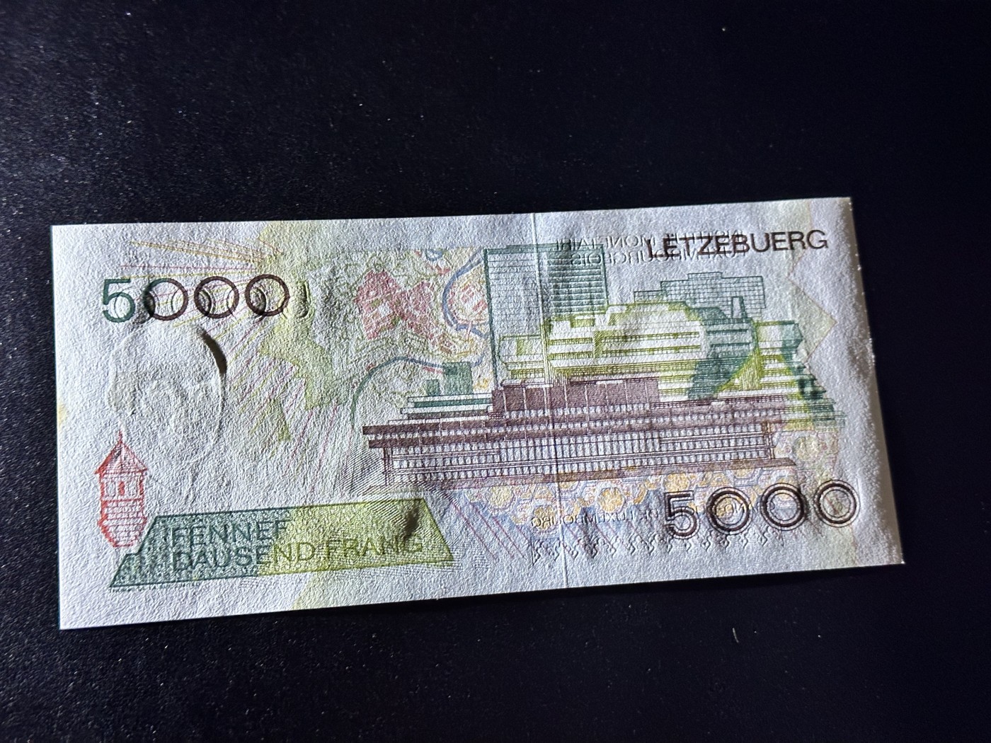 《外钞收藏家》第二百九十一期（荷兰比利时卢森堡欧元专场）（连拍第二场） 卢森堡5000法郎  全新UNC 有一个潮点