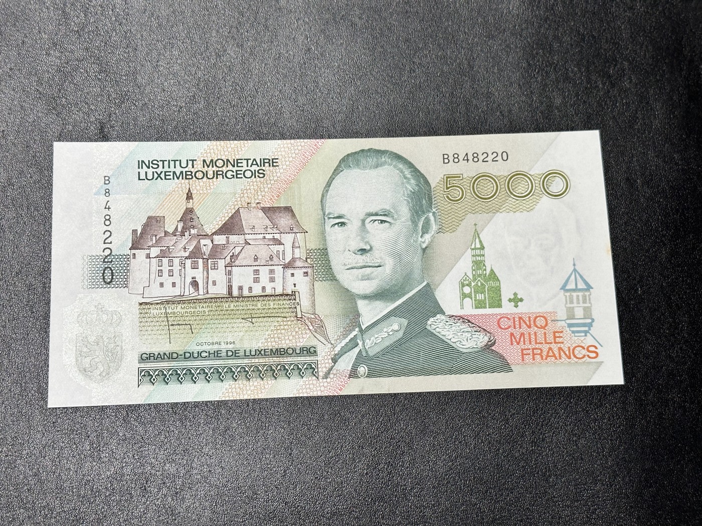 《外钞收藏家》第二百九十一期（荷兰比利时卢森堡欧元专场）（连拍第二场） 卢森堡5000法郎  全新UNC 有一个潮点