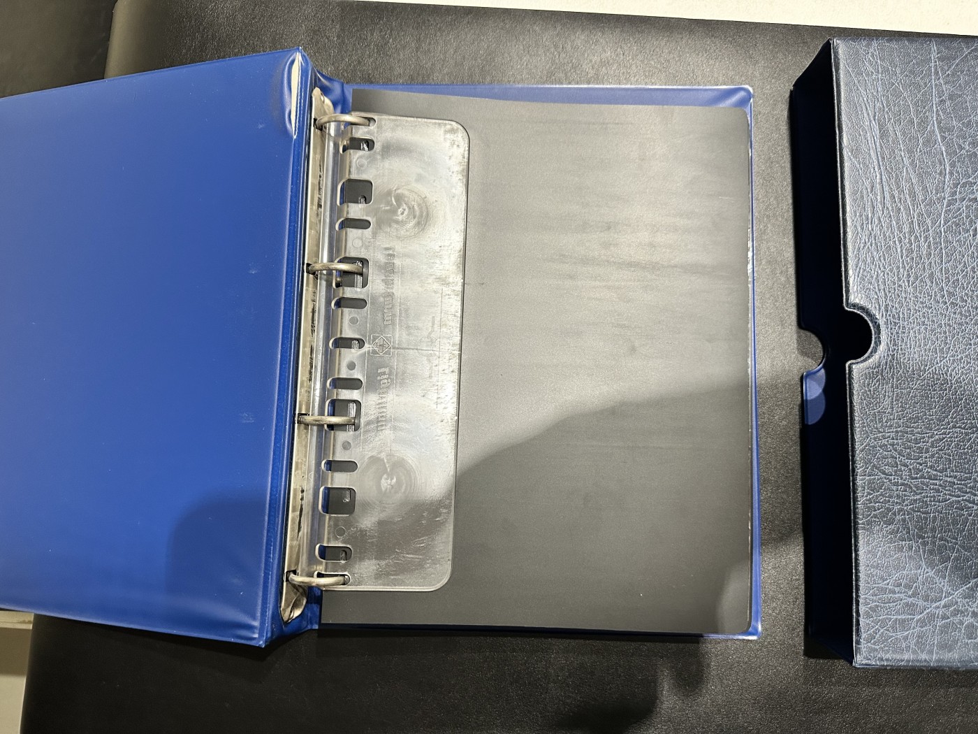 《外钞收藏家》第二百九十一期（荷兰比利时卢森堡欧元专场）（连拍第二场） 德国蓝色灯塔收藏册，带2格+3格+黑色分隔页（1页+29页+31页），二手