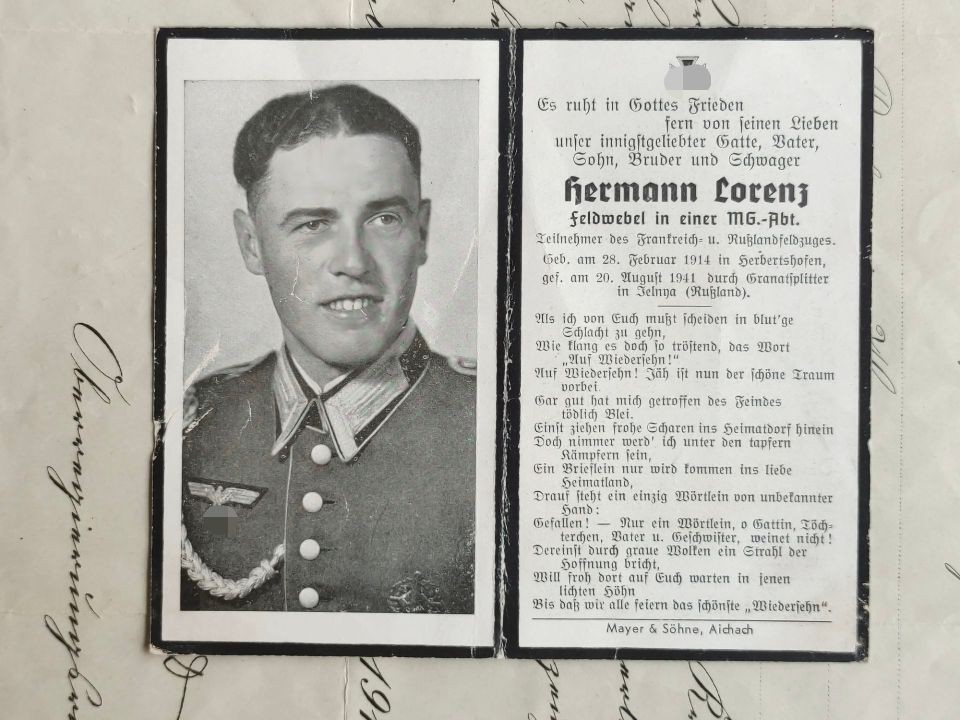 老威廉第四次麦稀奇拍卖 德三阵亡纪念卡 中士赫尔曼·洛伦茨 (Hermann Lorenz)，1941年8月20日于苏联的叶尔尼亚（位于现在的斯摩棱斯克州）被弹片击中阵亡。图中佩戴冲锋队体能证章