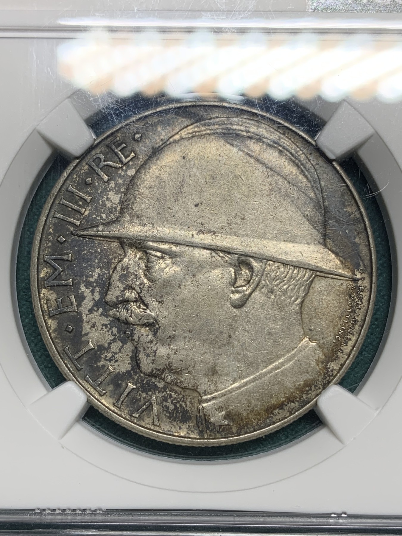 欢迎参加《竞宝斋》为爱冲冲冲 七夕特拍专场 ！第191场 (全场包邮) NGC-AU53 意大利 1928-R 维托里奥.埃马努埃莱三世 一战十周年纪念 20里拉大银 黑五彩包浆 整体味道极佳 少见品种