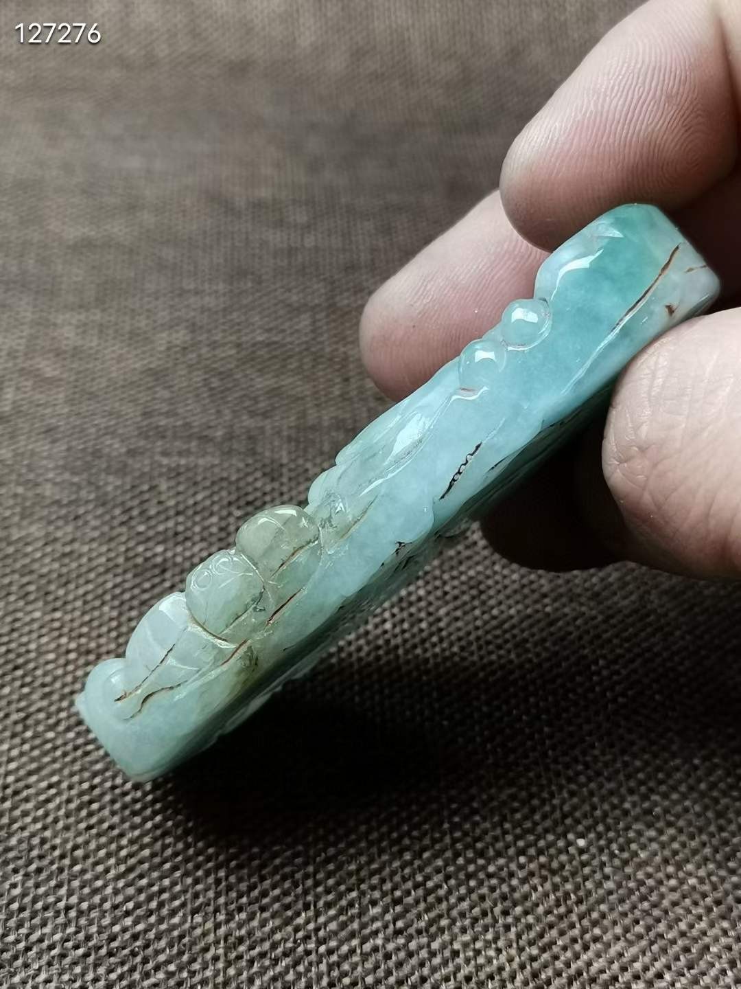 清 翡翠凤凰如意纹牌子色水润细腻，色泽鲜亮，品相上佳，用料厚实，雕工精湛，栩栩如生，寓意美好，浮雕线条流畅，佩戴舒适凤为百鸟之王，为尊。凤也可指皇后乃富贵之身。如意为顺，吉祥。合在一起:富贵吉祥！