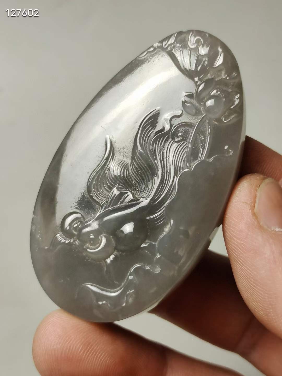 和田玉烟紫料荷花鱼牌子 烟紫和田玉，正烟紫色不发暗，颜色浓郁，玉质细腻油润，整体干净，无杂无裂完美品相。