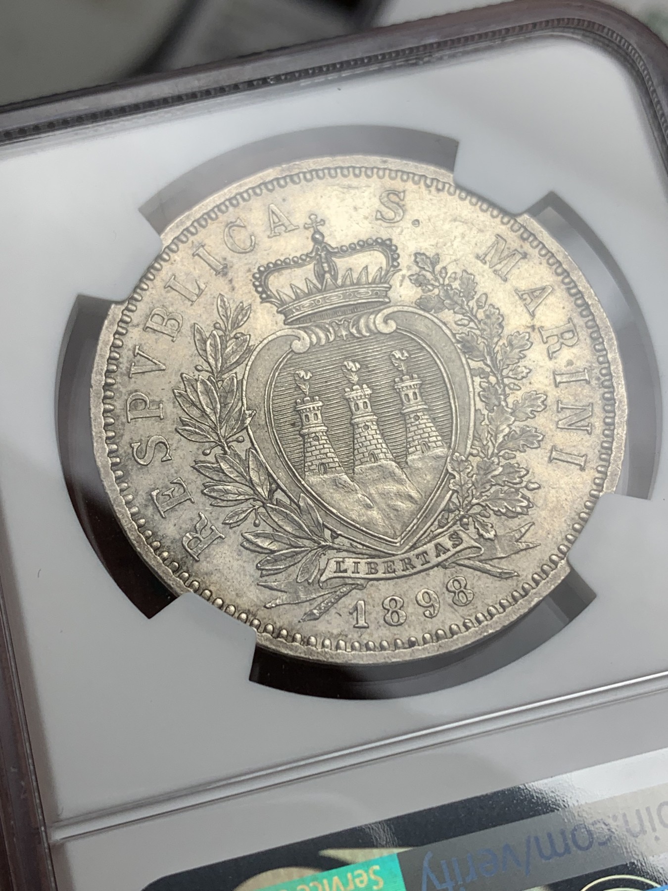欢迎参加《竞宝斋》为爱冲冲冲 七夕特拍专场 ！第191场 (全场包邮) NGC-MS61  1898年老版本圣马力诺5里拉神父银币。此币发行量18000，值得收藏把玩