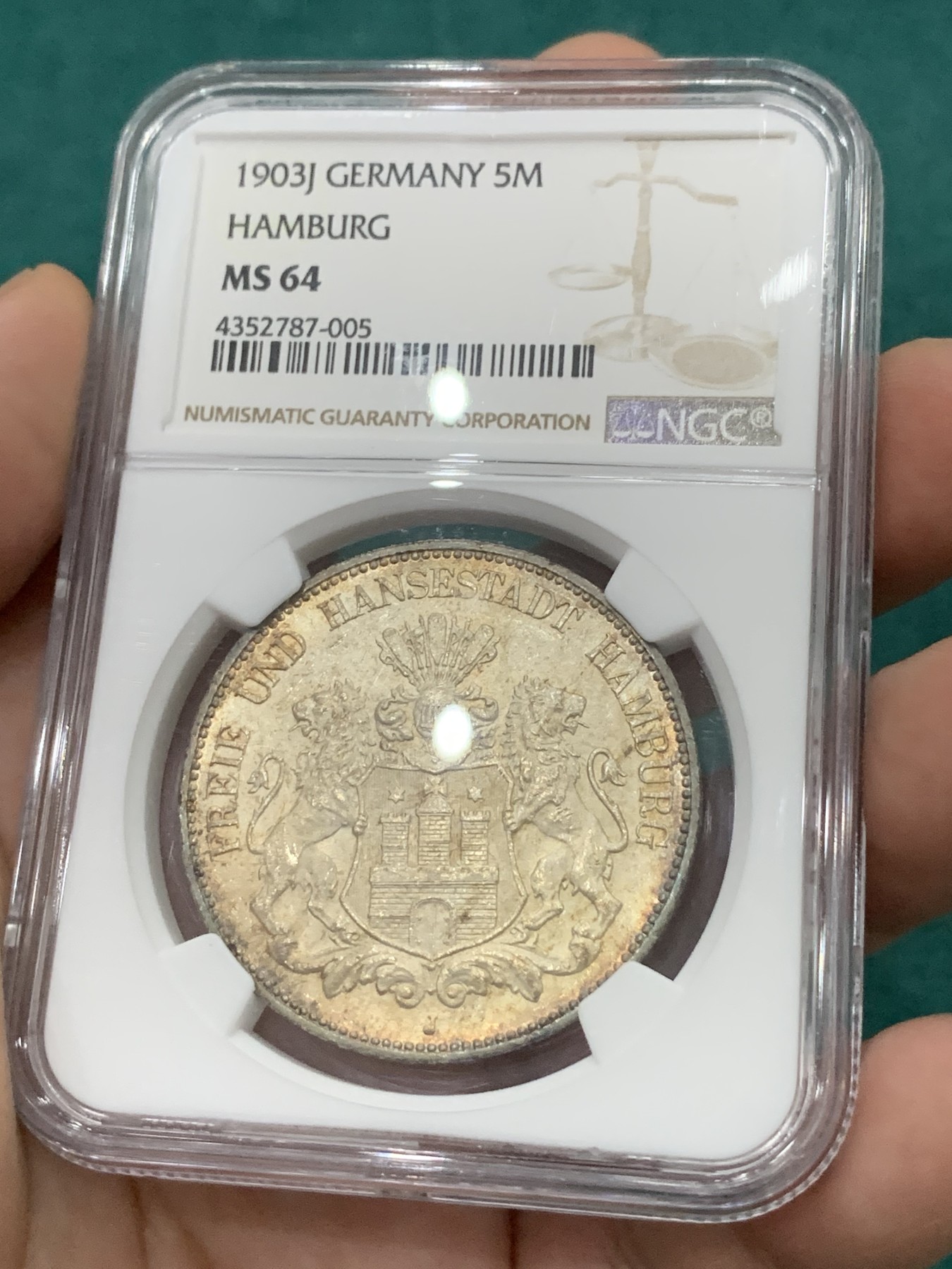 欢迎参加《竞宝斋》为爱冲冲冲 七夕特拍专场 ！第191场 (全场包邮) NGC MS64 1903年J厂汉堡5马克银币，德系最美钱币之一，1903年远远少于1913年，此枚金色包浆上手效果佳，亚军分。